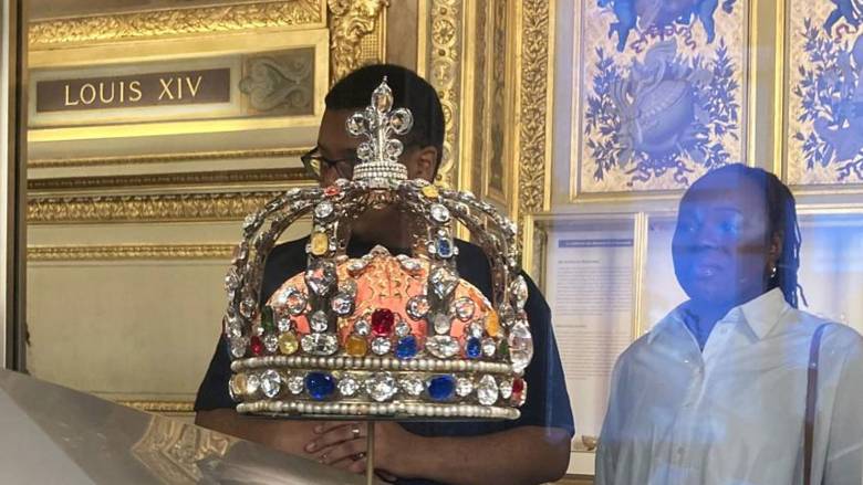 Όλα όσα ξέρουμε για τις επτά συλλήψεις για τη ληστεία στο Λούβρο - Τα κοσμήματα παραμένουν άφαντα