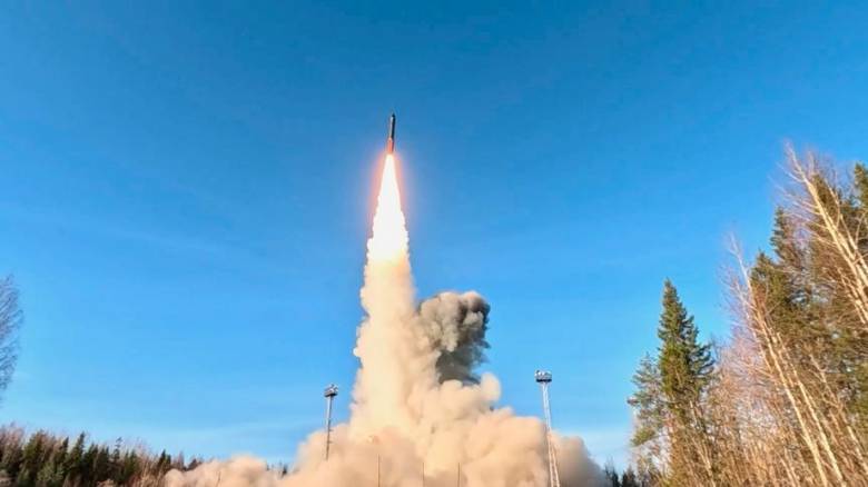 Πώς οι πυρηνικές δοκιμές από ΗΠΑ και Ρωσία σηματοδοτούν μια επικίνδυνη νέα εποχή