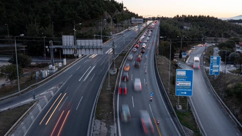 Αγωγές στο υπ. Μεταφορών για το SMS της 28ης Οκτωβρίου για τα τροχαία – Τι απαντά ο Κυρανάκης