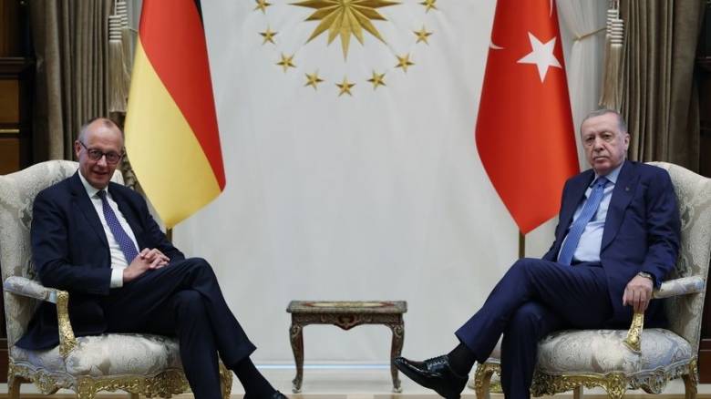 Σφοδρές αντιδράσεις και κριτική για την επίσκεψη του καγκελάριου Μερτς στην Τουρκία