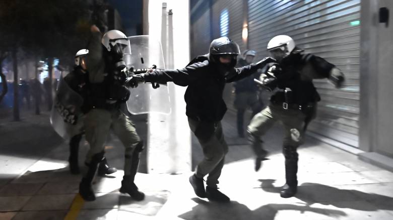 Επεισόδια στα Εξάρχεια μετά από πορεία αντιεξουσιαστών