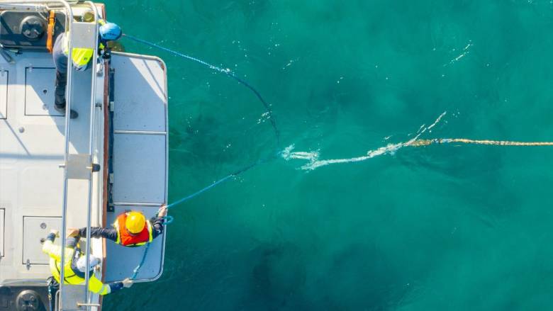 Από τον βυθό της θάλασσας, η Vodafone συνδέει πάνω από 1 εκατ. κατοίκους και επισκέπτες 10 νησιών