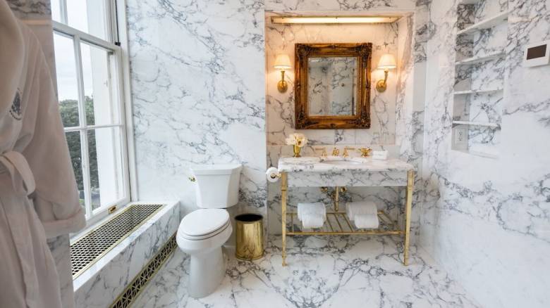 Ο Τραμπ καμαρώνει το καινούργιο μπάνιο του στο Λευκό Οίκο: «Πολυτελές, μαρμάρινο»