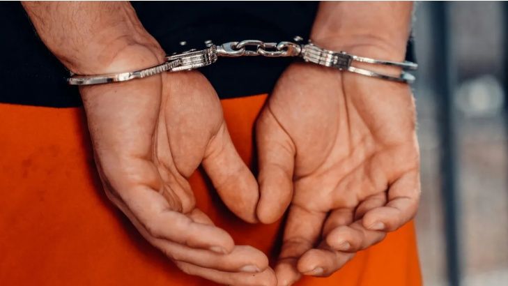 Λάρισα: Χειροπέδες στον άνδρα που κυνηγούσε με τσεκούρι γυναίκα