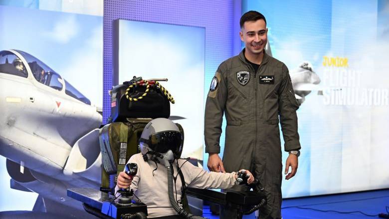 Απλοί πολίτες έγιναν για λίγο πιλότοι της Πολεμικής Αεροπορίας -  Η εντυπωσιακή έκθεση στο Σύνταγμα