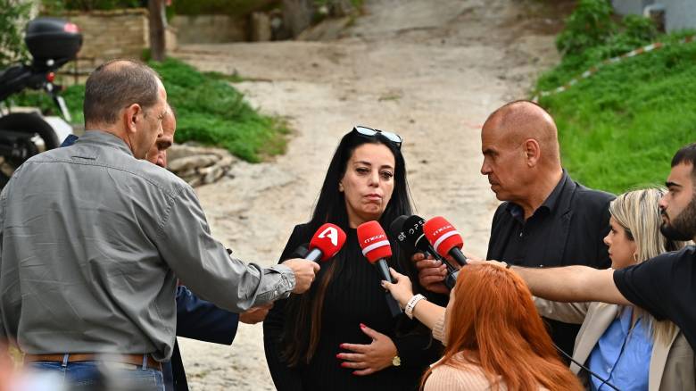 Σαλαμίνα: «Υπήρχαν 3 κάμερες στο σπίτι, οι δράστες παραβίασαν το παράθυρο» λέει η κόρη της 75χρονης