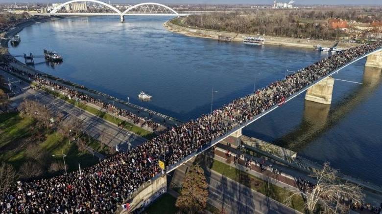 Σερβία: Μεγάλη συγκέντρωση στο Νόβι Σαντ για τα θύματα της τραγωδίας στον σιδηροδρομικό σταθμό