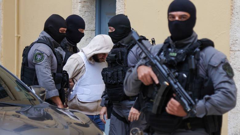 Χανιά: Με αλεξίσφαιρο και υπό δρακόντεια μέτρα ασφαλείας η μεταγωγή του 23χρονου στον ανακριτή