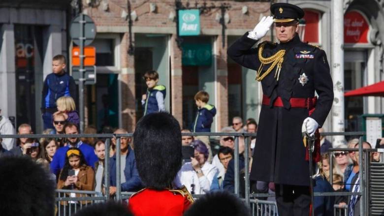 Ο βασιλιάς Κάρολος στερεί από τον Άντριου και τον τελευταίο στρατιωτικό του τίτλο