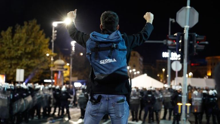 Σερβία: Ένταση μπροστά από το κοινοβούλιο, στην απεργία πείνας μητέρας θύματος στο Νόβι Σαντ