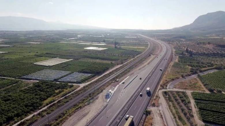 Κλείνει η Ολυμπία Οδός στο ρεύμα προς Πύργο λόγω της φωτιάς στο Τραγανό