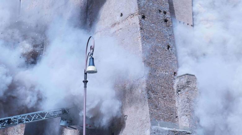 Κατέρρευσε μερικώς ο «Πύργος των Κόμηδων» στην Ιταλία - Τουλάχιστον τρεις οι τραυματίες