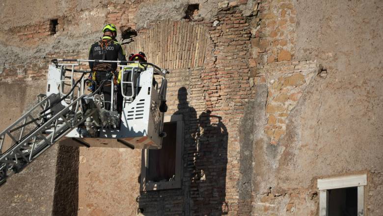 Κατάρρευση του Πύργου των Κόμηδων στην Ιταλία: «Μάχη» με το χρόνο για τον απεγκλωβισμό εργάτη