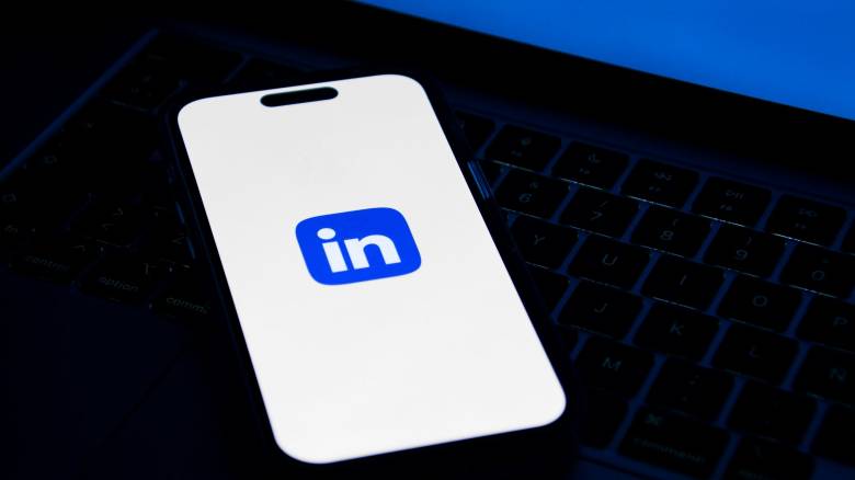 Το LinkedIn από σήμερα χρησιμοποιεί δημόσια δεδομένα χρηστών για εκπαίδευση μοντέλων ΑΙ