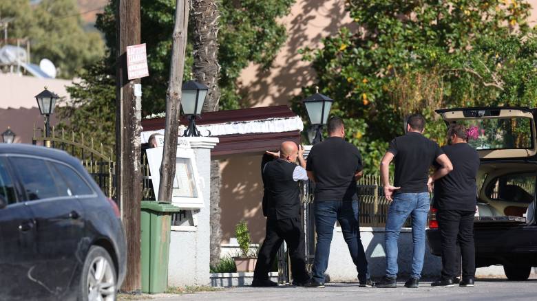 Βορίζια: Υπό αστυνομικό κλοιό η κηδεία της 57χρονης - Με ανιχνευτή μετάλλων η είσοδος στην εκκλησία