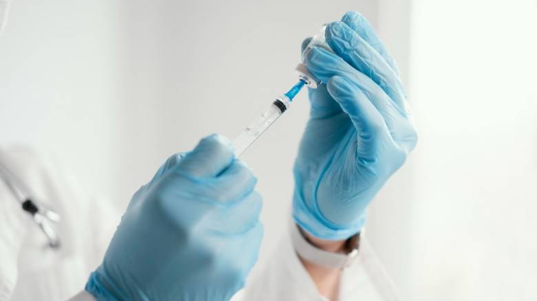 Γιατί τα εμβόλια «δουλεύουν» λιγότερο στους μεγαλύτερους και πώς η επιστήμη μπορεί να το αλλάξει