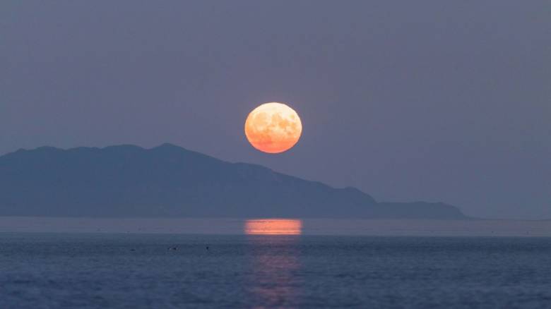 Ορατό σε λίγες ώρες το «φεγγάρι του Κάστορα» - Πορτοκαλί η δεύτερη υπερπανσέληνος του χρόνου