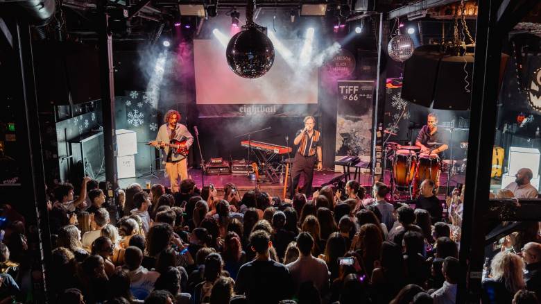 Η Θεσσαλονίκη αποθέωσε τον Κωστή Μαραβέγια – Μια ανεπανάληπτη βραδιά powered by ΟΠΑΠ