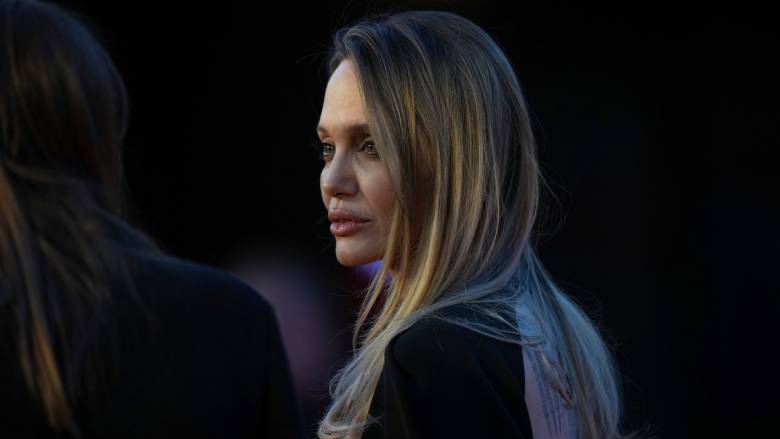 Με αλεξίσφαιρο γιλέκο στη Χερσώνα η Αντζελίνα Τζολί - Πραγματοποίησε ανθρωπιστική αποστολή