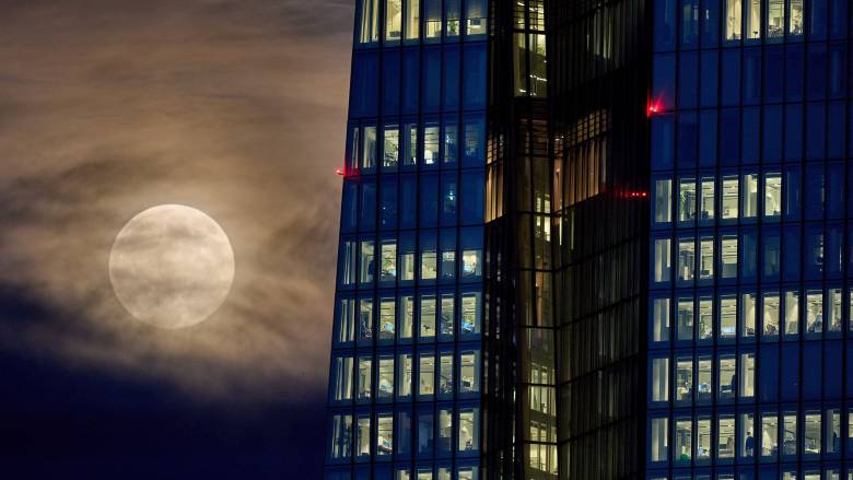 Από την Ελλάδα και την Ιταλία, έως τη Σενεγάλη και τη Γάζα: Εντυπωσιακές εικόνες από την πανσέληνο