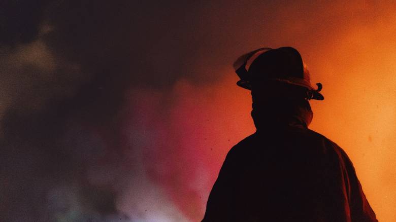 Πυρκαγιά καταστρέφει κτήριο στο Μανχάταν - Πυκνό σύννεφο καπνού πάνω από τη συνοικία