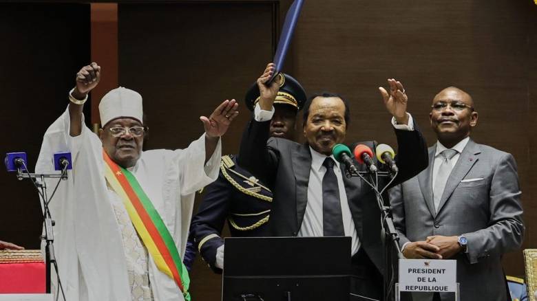 Ορκίστηκε ο γηραιότερος αρχηγός κράτους στο Καμερούν - Βίαιες διαδηλώσεις σε όλη τη χώρα