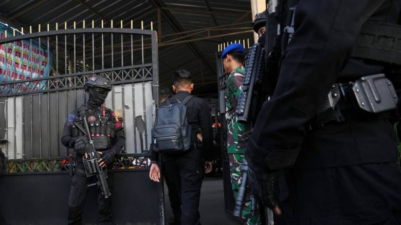 Επίθεση σε τζαμί στην Ινδονησία: O 17χρονος δράστης υποβάλλεται σε χειρουργική επέμβαση