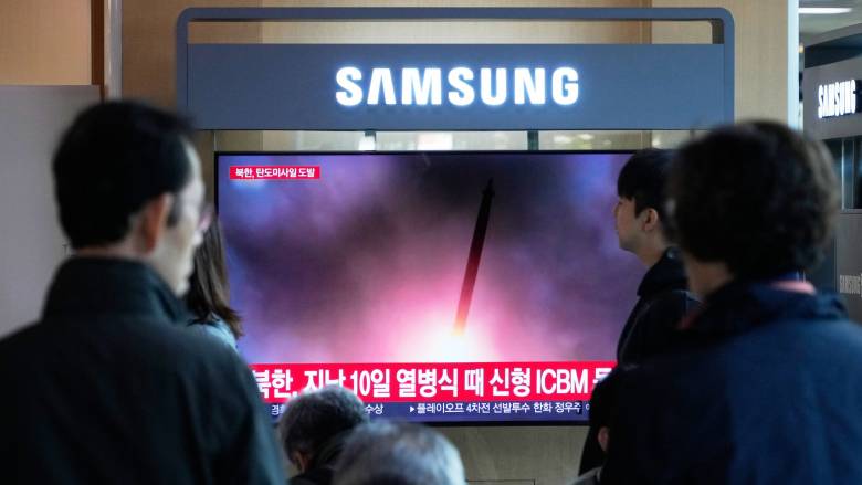 Επίδειξη ισχύος από τη Βόρεια Κορέα - Προχώρησε σε νέα εκτόξευση βαλλιστικού πυραύλου