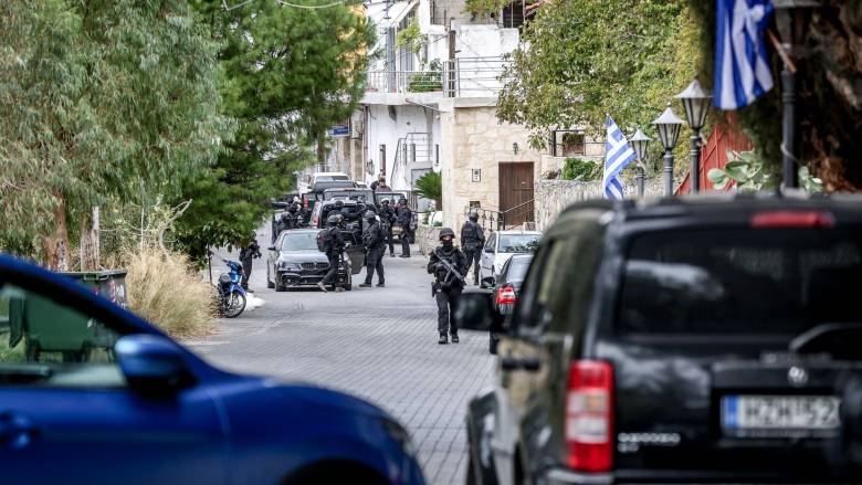 Πώς αυστηροποιείται το νομικό πλαίσιο για την παράνομη οπλοκατοχή - Τα επτά μέτρα Χρυσοχοΐδη