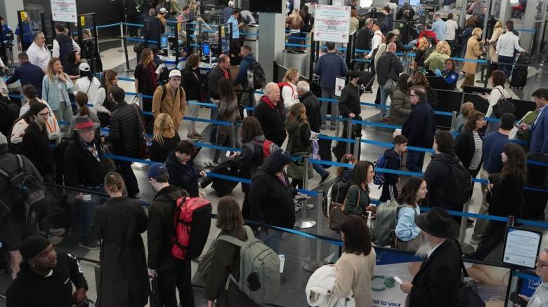 Χάος στα αεροδρόμια των ΗΠΑ: Εκατοντάδες ακυρώσεις πτήσεων και ουρές αναμονής λόγω shutdown