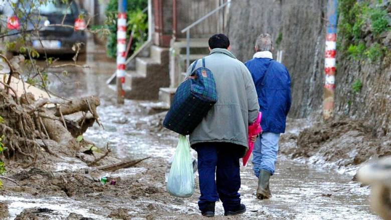 Κύμα κακοκαιρίας στην Ιταλία - Ανεμοστρόβιλος χτύπησε τη Γένοβα