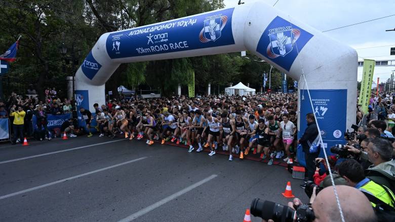 Σε εξέλιξη ο 42ος Αυθεντικός Μαραθώνιος - Συμμετέχουν 75.000 δρομείς από 126 χώρες
