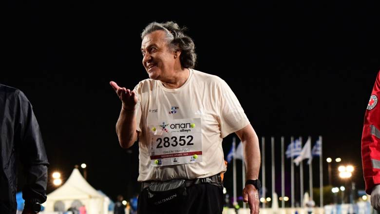 O 67χρονος που τερμάτισε τελευταίος στον 42ο Μαραθώνιο της Αθήνας και κέρδισε το χειροκρότημα