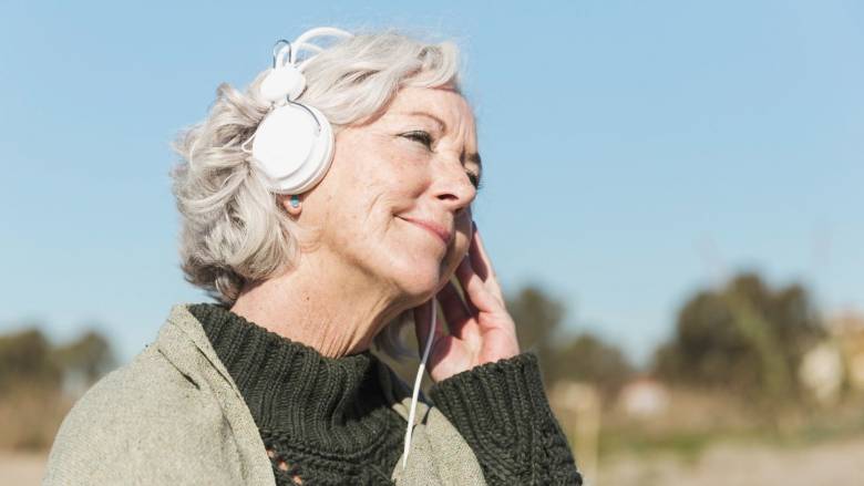 Η ακρόαση μουσικής σε προχωρημένη ηλικία μπορεί να μειώσει τον κίνδυνο άνοιας κατά σχεδόν 40%