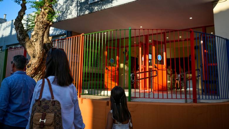 ΕΛΑΣ για τη σύλληψη 13χρονου μαθητή στου Γκύζη: Προκάλεσε φθορές σε πόρτα Γυμνασίου