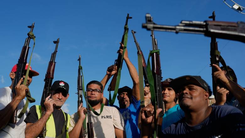 Βενεζουέλα: Μοιράζει όπλα στους πολίτες ο Μαδούρο - Προετοιμάζεται για αντάρτικο ή πρόκληση χάους