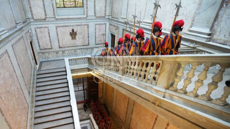 Έρευνα στο Βατικανό: Φρουρός φέρεται να έφτυσε Εβραίες στην πλατεία του Αγίου Πέτρου