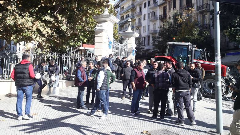 Στους δρόμους οι αγρότες της Θεσσαλονίκης - Παραμένουν έξω από το ΥΜΑΘ