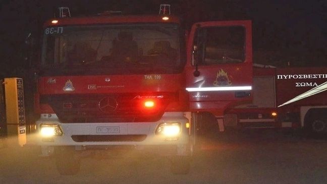 Πυρκαγιά σε κατάστημα πώλησης αυτοκινήτων στο Ίλιον - Προκλήθηκαν ζημιές