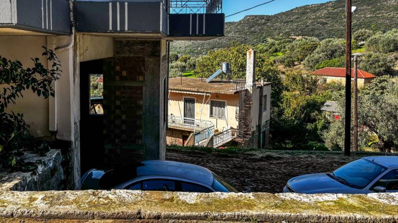 Αχαΐα: Ο 25χρονος χτύπησε, έχασε την ισορροπία του και έπεσε από τη μάντρα με τον τρίχρονο αγκαλιά