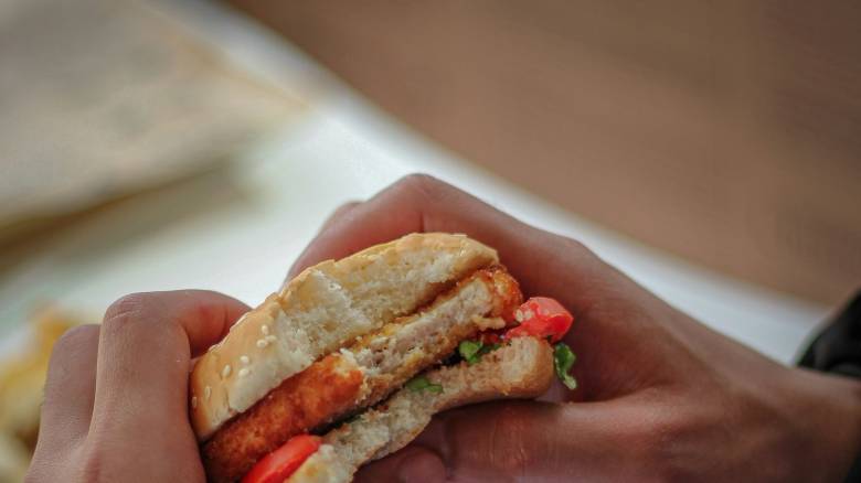 Διασωληνωμένος στη ΜΕΘ 22χρονος μετά από στοίχημα - Κατάπιε αμάσητο μπέργκερ