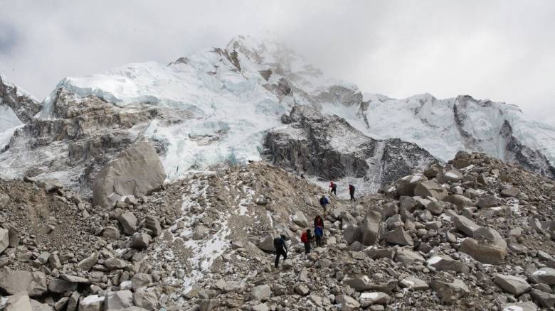 Μυστηριώδες «κενό» εντοπίστηκε κάτω από τα Ιμαλάια – Καταρρέουν αρχαία τεκτονικά στρώματα