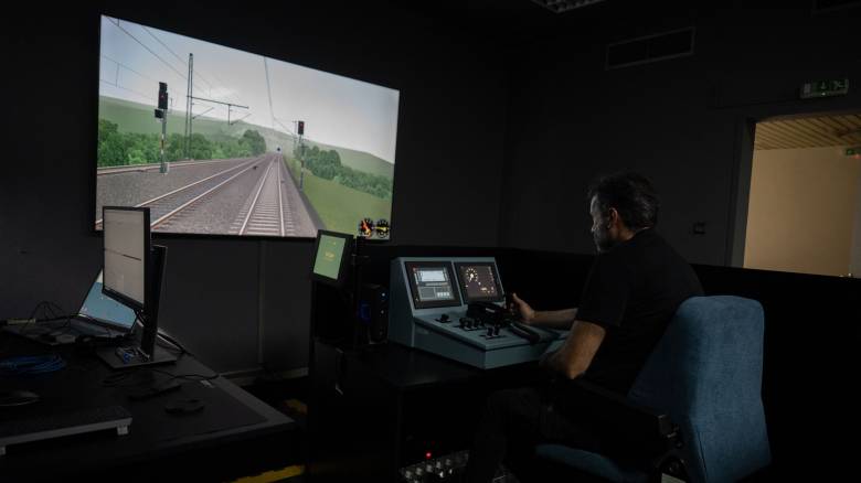 Κυρανάκης για σιδηρόδρομο: «Πρώτη φορά εκπαιδεύονται οι μηχανοδηγοί στο ETCS με προσομοιωτή»