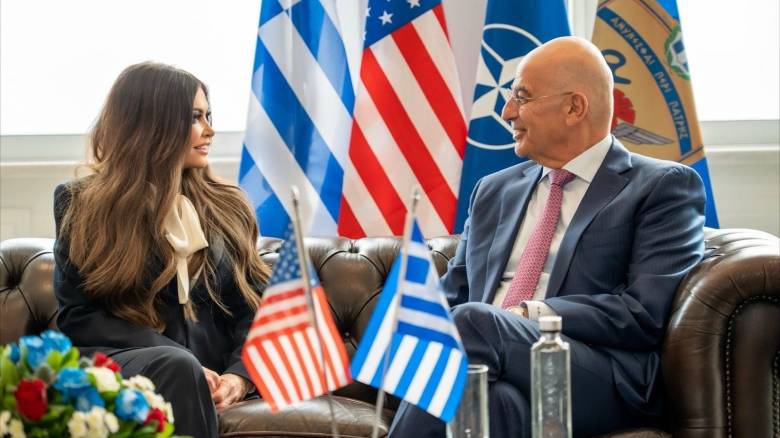 «Θα με βλέπετε συχνά» - Τετ α τετ Νίκου Δένδια με την Κίμπερλι Γκιλφόιλ