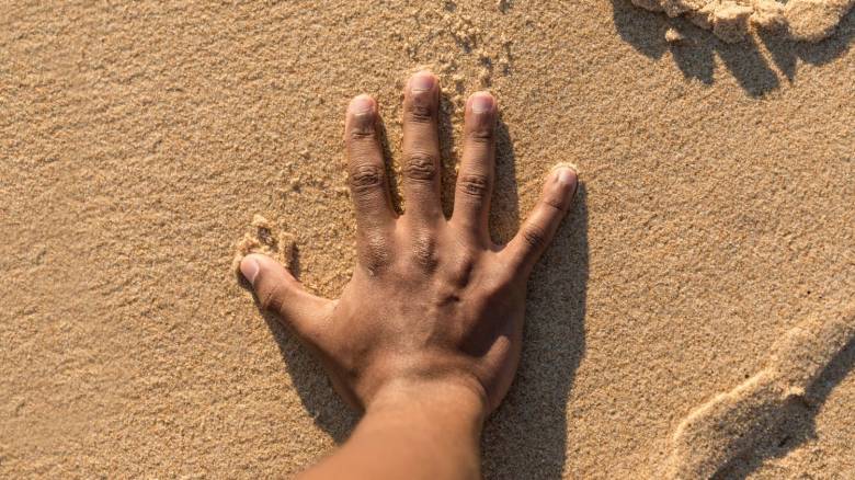 Οι άνθρωποι διαθέτουν μια «έβδομη αίσθηση» που ονομάζεται απομακρυσμένη αφή, σύμφωνα με μελέτη