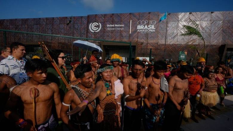 Βραζιλία: Αυτόχθονες διαδηλωτές αποκλείουν την είσοδο της διάσκεψης του ΟΗΕ για το κλίμα