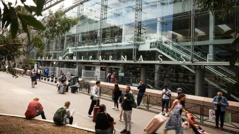 Συνελήφθη άντρας που κρατούσε μαχαίρι στο σταθμό Μονπαρνάς του Παρισιού