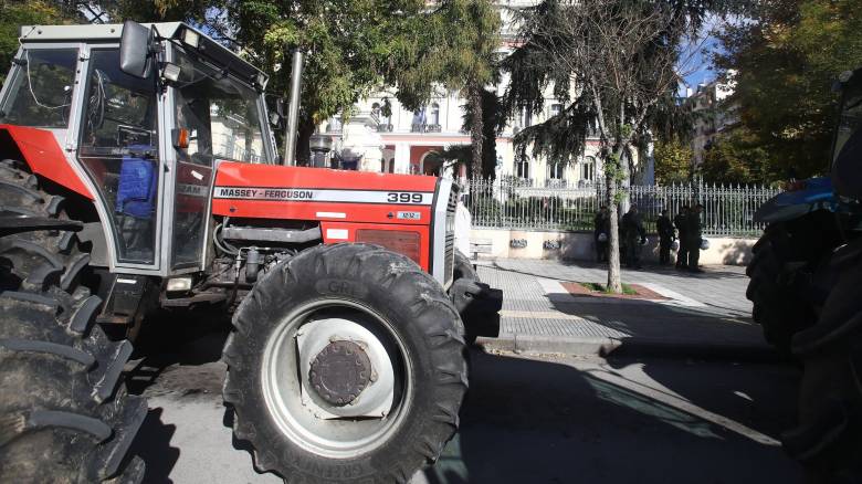 Διαμαρτυρία αγροτών με τρακτέρ στην Ημαθία - Επέδωσαν ψήφισμα στα γραφεία του ΟΠΕΚΕΠΕ