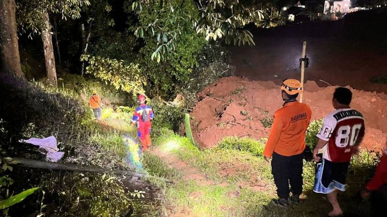 Κατολίσθηση στην Ινδονησία: Ανέβηκε στους 11 ο αριθμός των νεκρών - 12 οι αγνοούμενοι