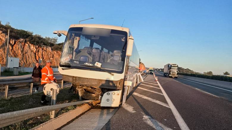 Τουριστικό λεωφορείο έπεσε σε μπάρες στην Αθηνών - Λαμίας μετά από τρελή πορεία - Έξι τραυματίες